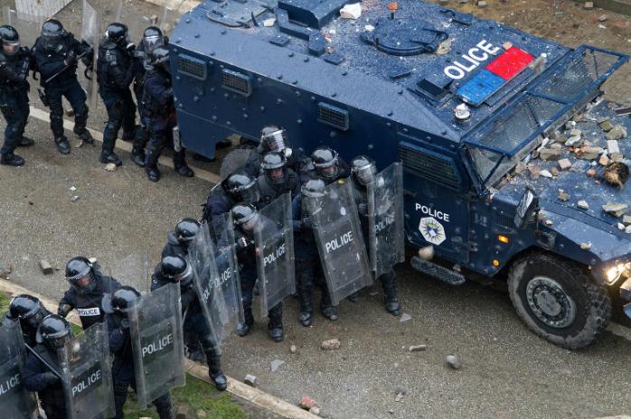 У Косово поліція на бронетехніці вгамовувала безлади