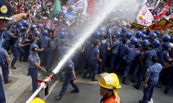 На Филиппинах водометами разгоняли противников экономического саммита (ФОТО)