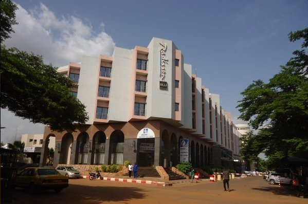 В Мали неизвестные захватили отель и удерживают заложников