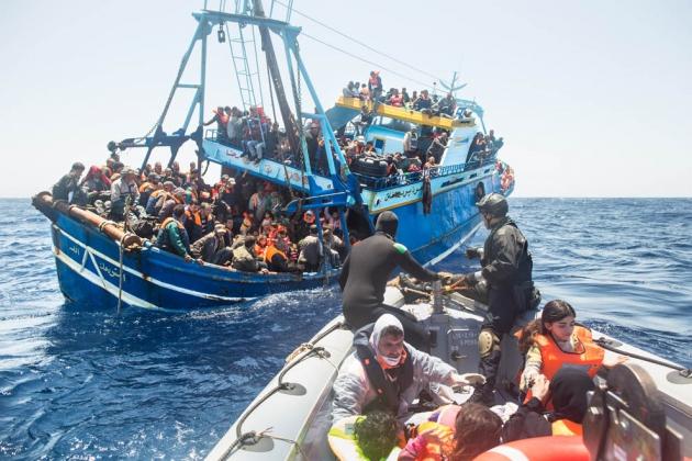 По пути в Европу мусульманские беженцы выбросили за борт 12 христиан