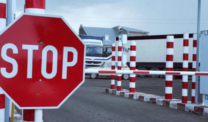 Кабмин временно запретил перемещение грузов в Крым