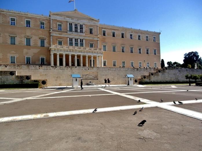 В Афинах рядом с парламентом прогремел взрыв