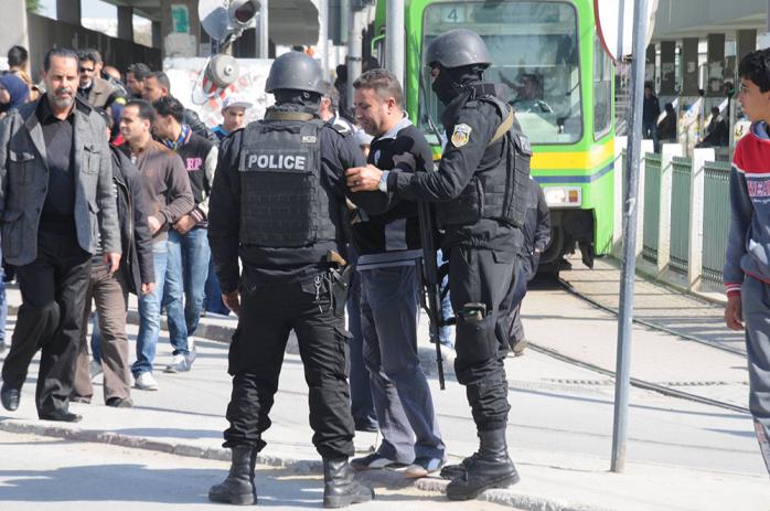 В Тунисе введен режим ЧС из-за атаки на президентских гвардейцев