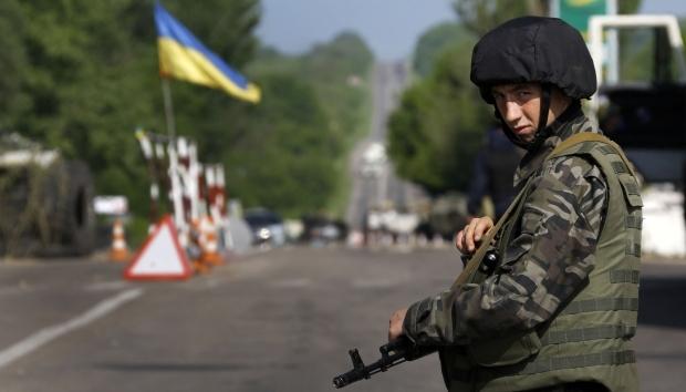 С сегодняшнего дня украинским военным в зоне АТО запрещено открывать огонь