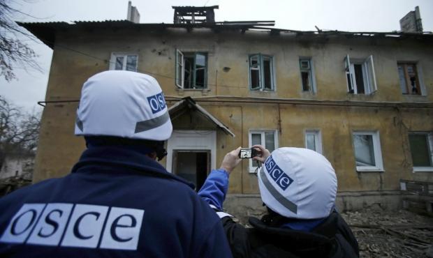 Наблюдатели ОБСЕ зафиксировали взрывы возле аэропорта Донецка