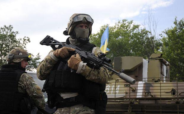 Украинские военные открыли огонь по боевикам, которые приблизились к позициям АТО