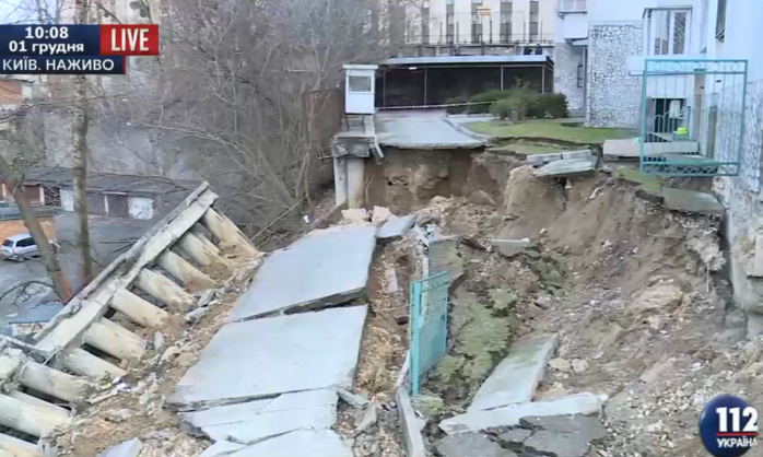 В Киеве обрушился фасад жилого дома: жителей эвакуируют (ВИДЕО)