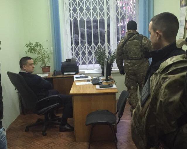 Руководители Фискальной службы в Черновцах попались на взятке