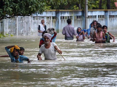 Жертв наводнения в Индии уже более 300