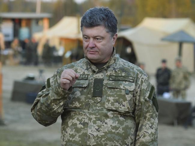 Порошенко наградил военных за мужество в зоне АТО