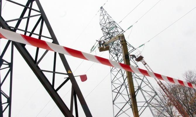 Яценюк заявив про необхідність підключення ЛЕП до Криму, щоб уникнути техногенних аварій