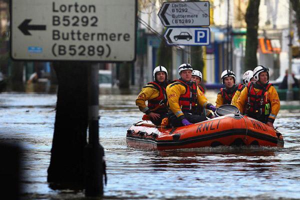 Понад тисячу жителів Великобританії евакуювали через масштабну повінь
