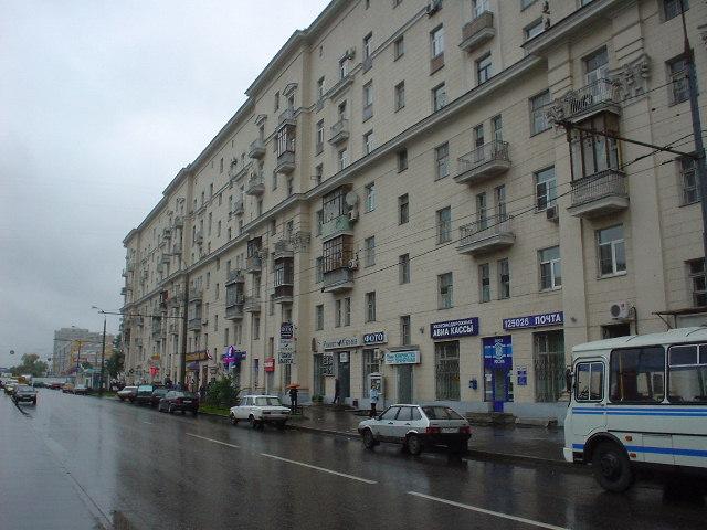 В Москве на прохожего упал балкон