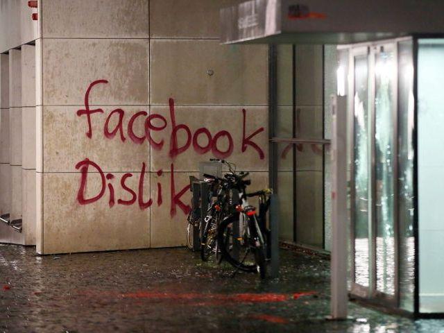 В Германии офис Facebook забросали камнями