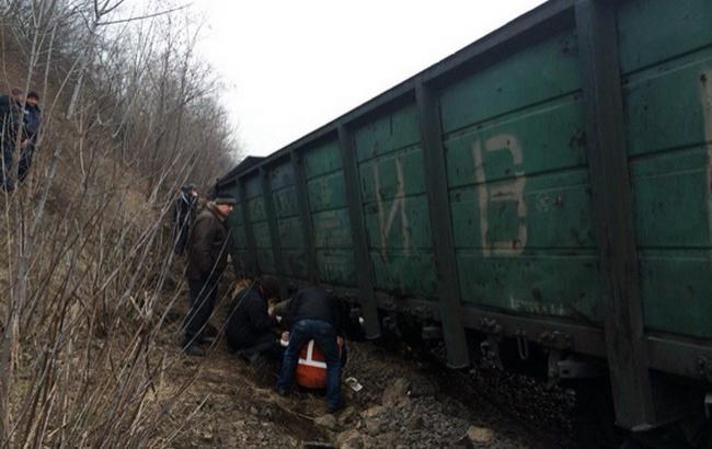 Грузовой поезд сошел с рельсов во Львовской области
