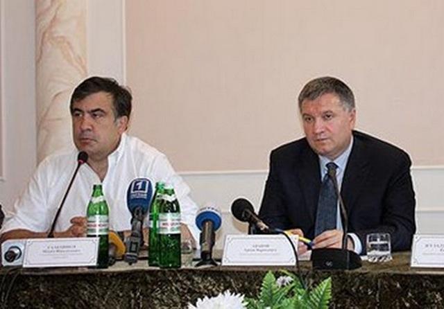 Порошенко назвал позорным спектаклем конфликт Авакова и Саакашвили