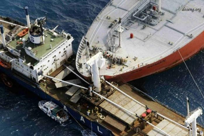 В Сингапурском проливе при аварии судов пропали шесть человек