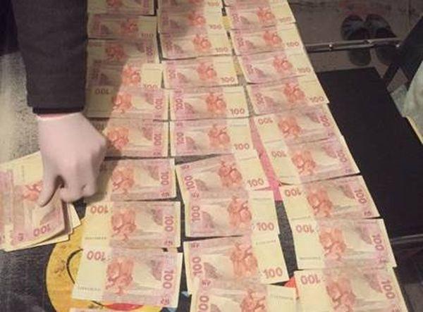В Ровно капитан полиции вымогал 15 тыс. грн за возвращение автомобиля
