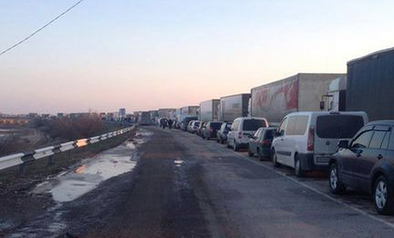 Россия уже пропускает в Крым автомобили некрымской регистрации — пограничники
