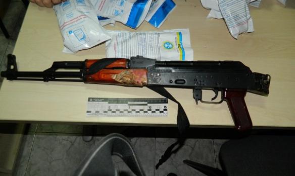 В Киеве полиция задержала автомобиль с оружием (ФОТО)