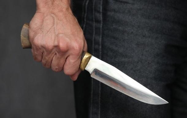 В Луцке мужчина с ножом нападал на прохожих: двое ранены