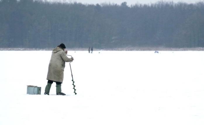 В Киеве рыбаки провалились под лед: один человек погиб