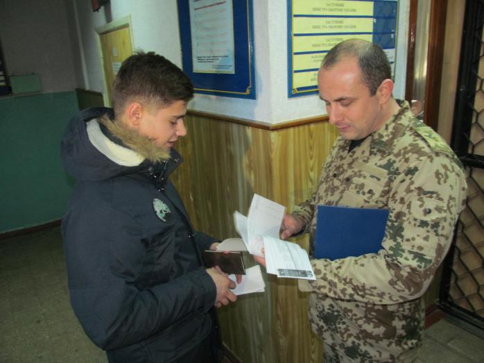 В Украине начали ставить на воинский учет юношей 1999 года рождения