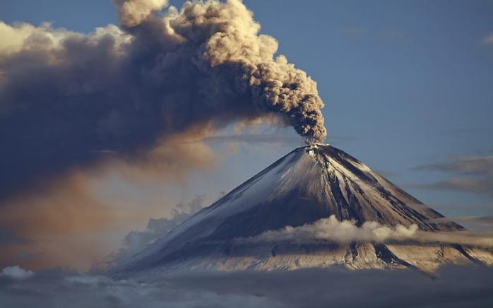 Вулкан на Камчатці викинув стовп попелу на висоту 6 км