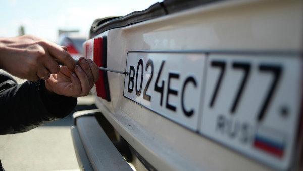 Кримські водії оскаржили необхідність міняти номери автомобілів на російські