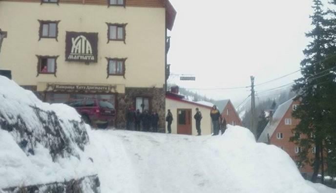 В Закарпатской области на горнолыжном курорте вооруженные неизвестные устроили драку