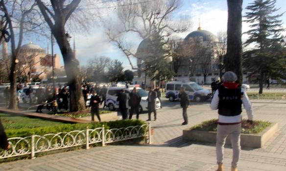 СМИ сообщили о гибели 10 человек при взрыве в Стамбуле (ВИДЕО)