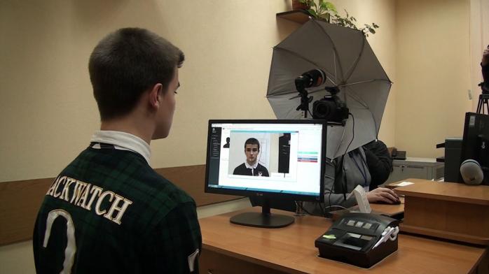 Заявки на получение ID-паспортов подали 100 украинцев
