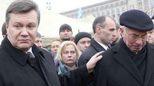 Суд арестовал пенсии Януковича и Азарова в «Ощадбанке»