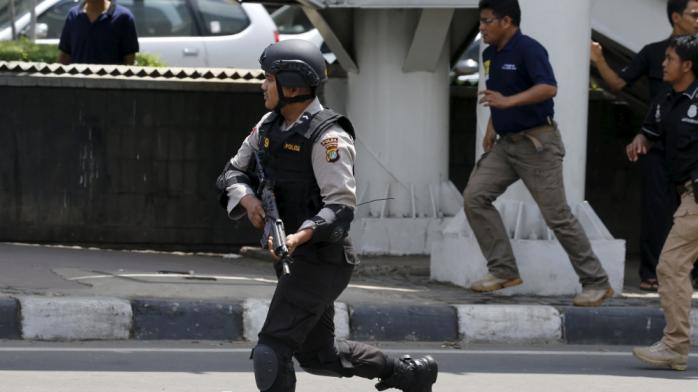 Количество жертв терактов в Джакарте возросло до 17 человек