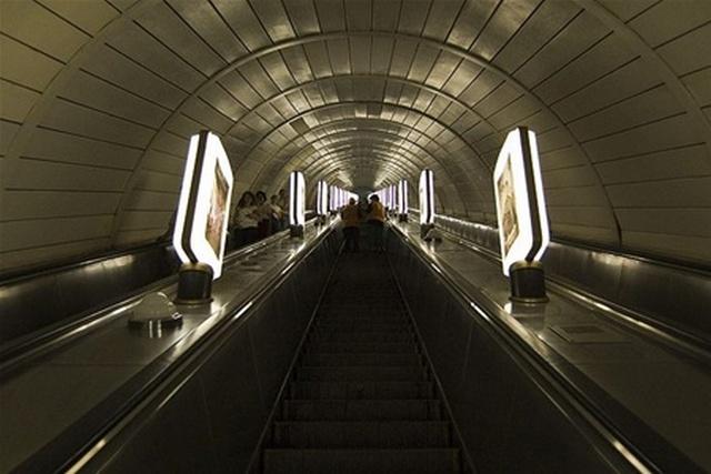 У Києві після пожежі на метро «Дружби народів» не працює ескалатор