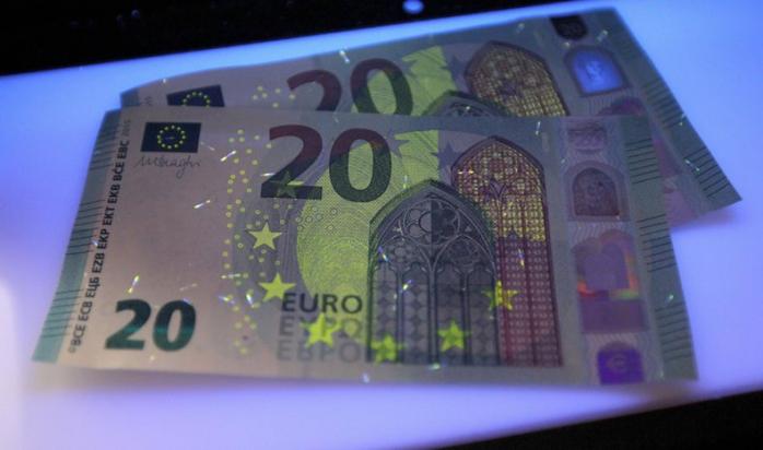 В Киеве изъяли 1 млн фальшивых евро у граждан Нидерландов