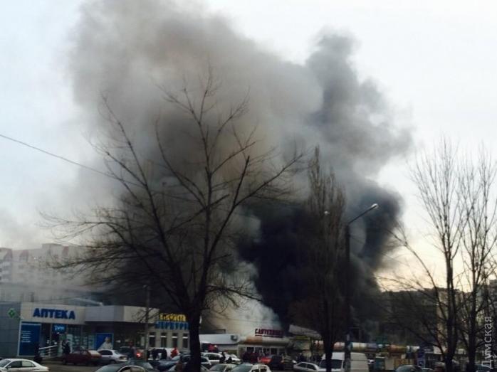 Пожар на рынке в Одессе ликвидирован, пострадал один человек