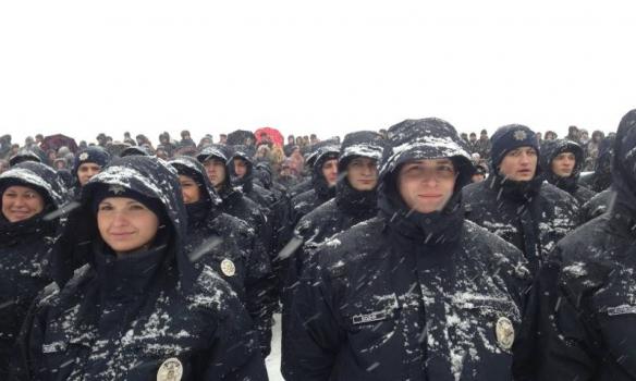 В Днепропетровске приняли присягу патрульные полицейские