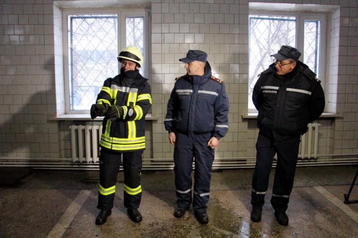 Киевские спасатели получили 300 комплектов формы из Германии
