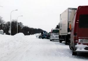На Кировоградщине в снегу застряли десятки грузовиков, заблокировано движение на Кривой Рог