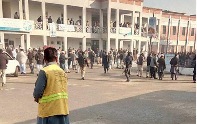 В Пакистане террористы захватили университет, есть погибшие
