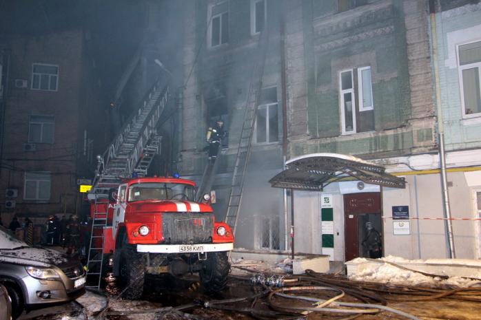 В центре Киева в жилом доме произошел пожар и взрыв, есть погибшие (ФОТО)