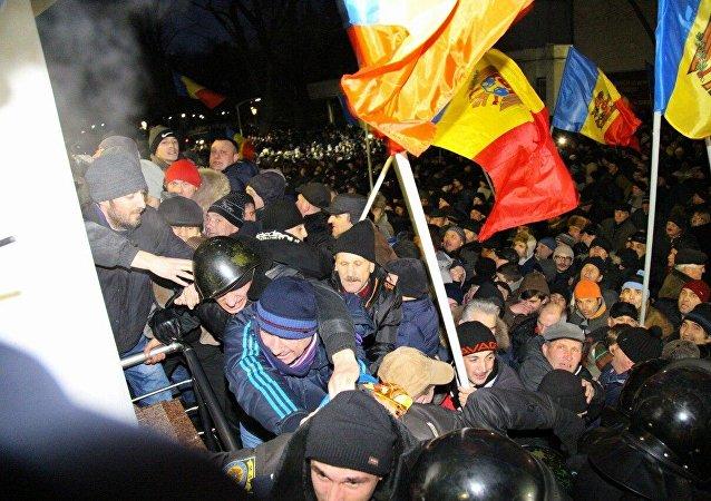 Президент Молдовы утвердил назначение премьера на фоне массовых протестов оппозиции