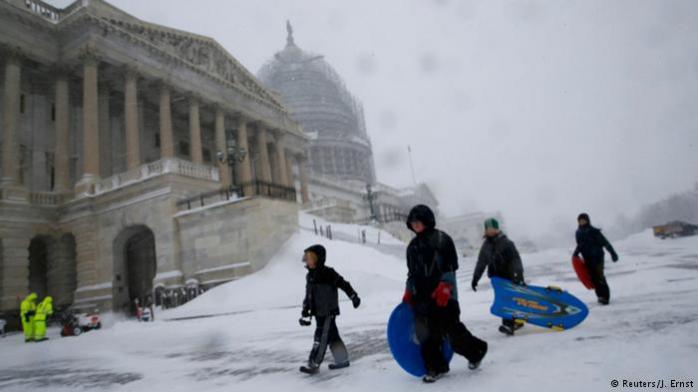 Конгресс США отменил голосование из-за снежной бури