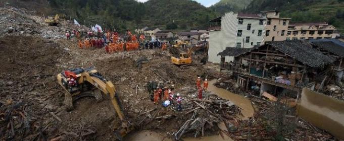 У Китаї знайдено тіла 73 жертв зсуву