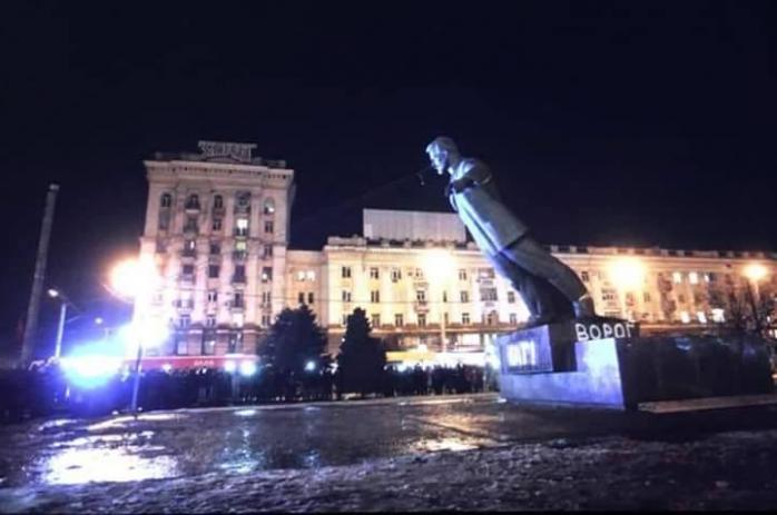 В Днепропетровске снесли памятник одному из инициаторов Голодомора (ФОТО, ВИДЕО)