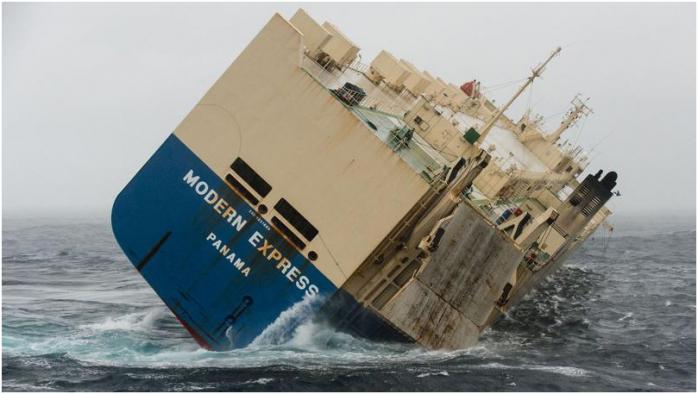 В сторону Франции движется огромное неуправляемое судно (ФОТО)