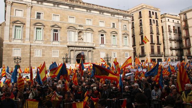 В Каталонии тысячи людей митинговали против отделения от Испании