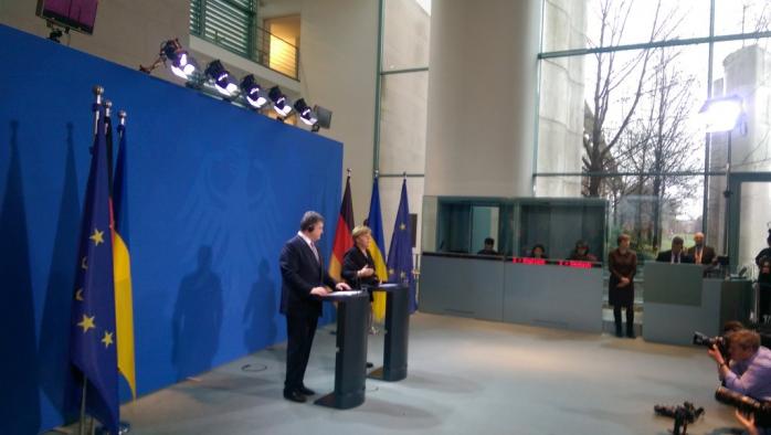 К переговорам Порошенко и Меркель присоединился представитель президента Франции