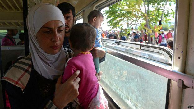 Между Грецией и Македонией застряли 80 автобусов с беженцами